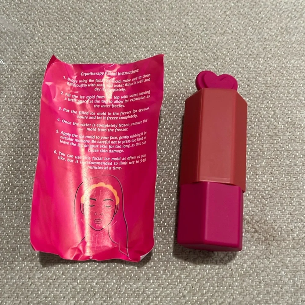 The 1pc Ice Face Roller is a multifunctional, reusable silicone facial tool desi